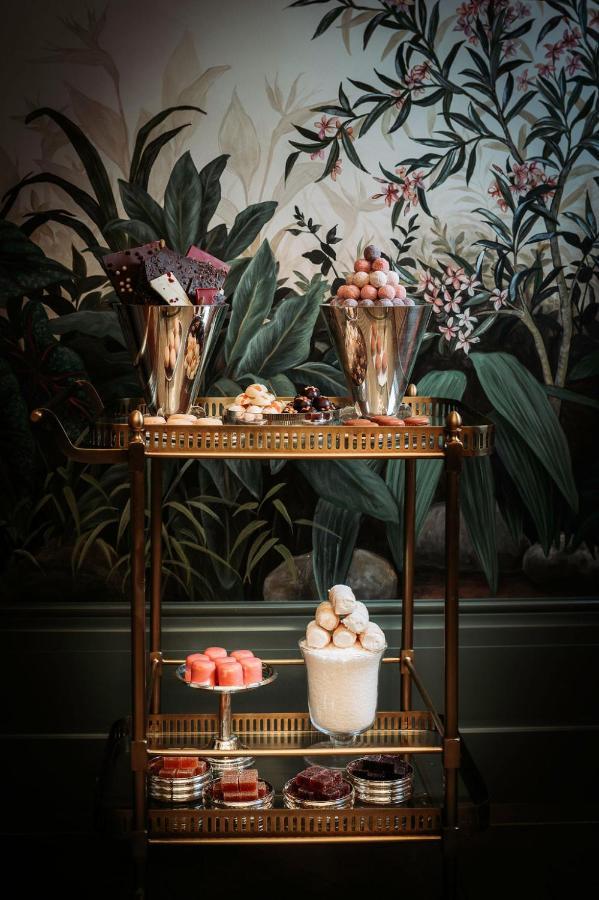 Rosewood Vienna Hotel Exterior photo A trolley with a selection of desserts