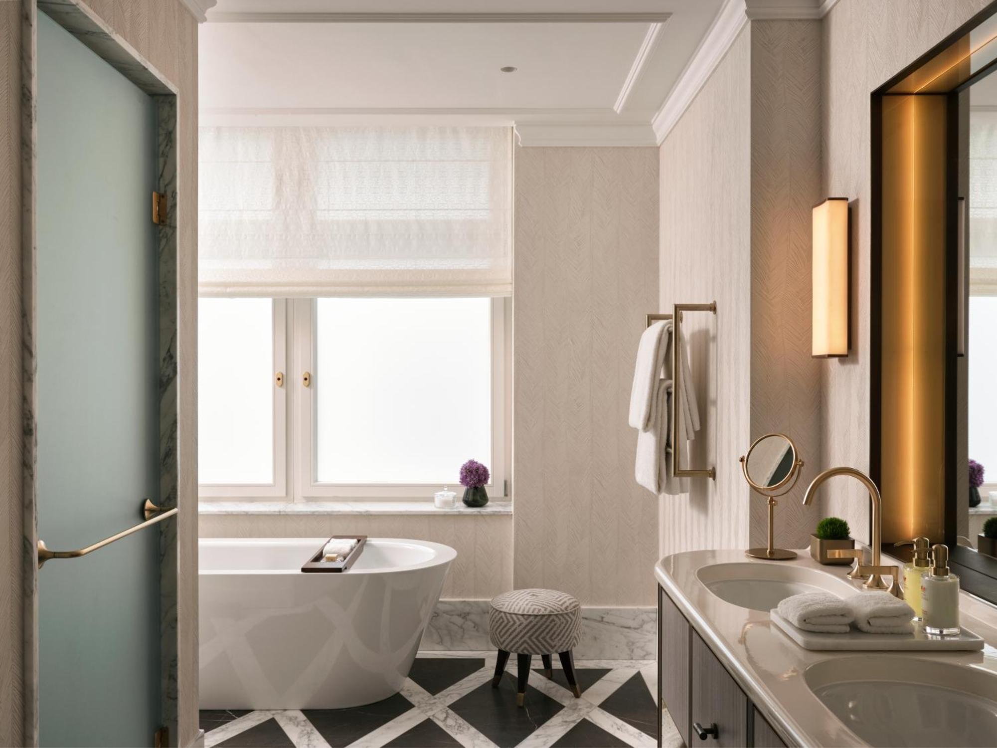 Rosewood Vienna Hotel Exterior photo A bathroom at The Carlyle